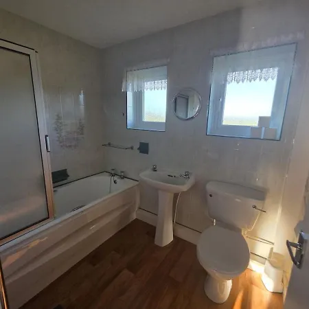 Lovely 3 Bedroom House 5 Minutes M6 Or Apartment *