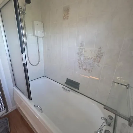 Lovely 3 Bedroom House 5 Minutes M6 Or *