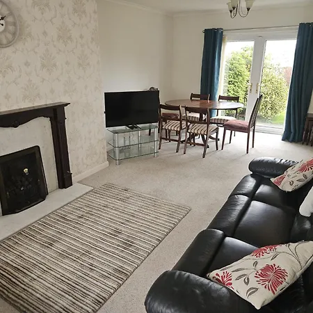 Lovely 3 Bedroom House 5 Minutes M6 Or *