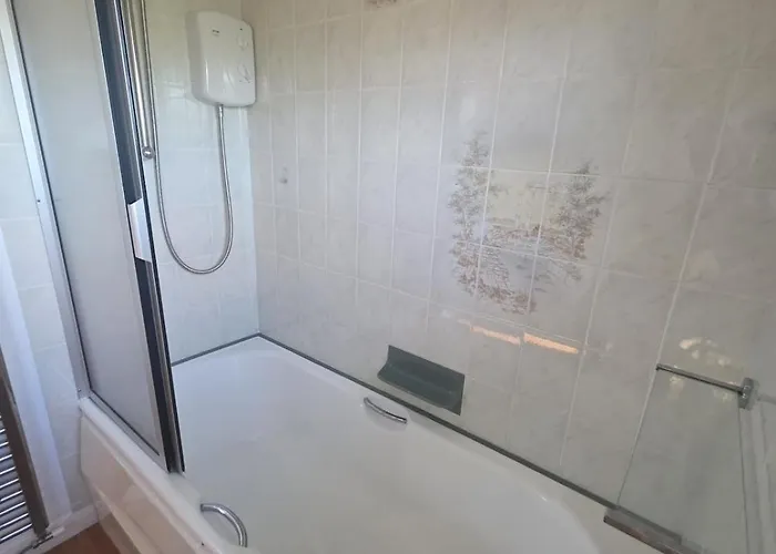 Lovely 3 Bedroom House 5 Minutes M6 Or *